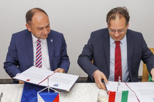 Podpis memoranda o spolupráci mezi Marcali a Velkou nad Veličkou